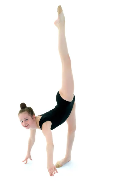 La gimnasta realiza un elemento acrobático . —  Fotos de Stock