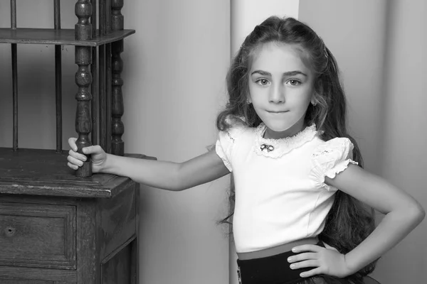 Niña en la habitación con muebles retro del siglo pasado — Foto de Stock