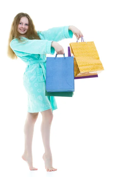 Chica alegre en una túnica corta ondeando bolsas de papel multicolores. Th —  Fotos de Stock