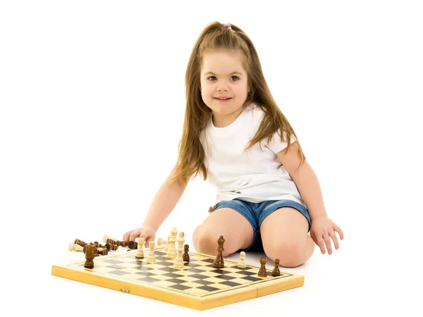 Küçük kız izole satranç oynarken — Stok fotoğraf