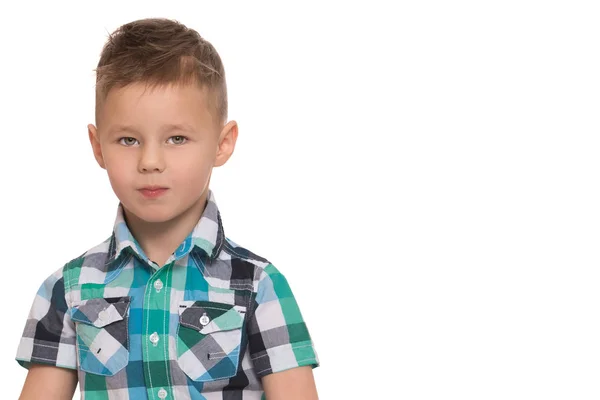 Porträtt av liten pojke närbild. Isolerad på vit bakgrund. — Stockfoto