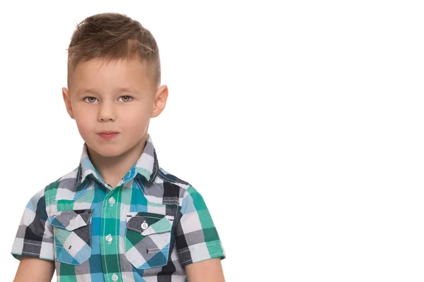 Portret van de kleine jongen close-up. Geïsoleerd op witte achtergrond. — Stockfoto