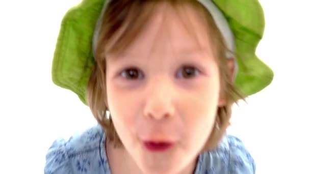 Очаровательная маленькая девочка счастливо смеется в студии — стоковое видео