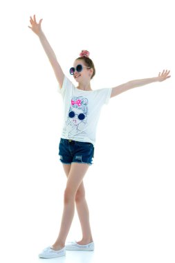 Güneş gözlüklüğü takan küçük bir kız. Gençlik moda ve stil kavramı