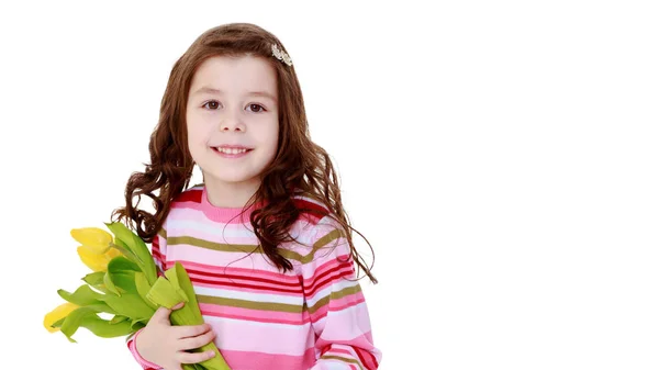 Petite fille avec un bouquet de fleurs.Concept de vacances, été — Photo