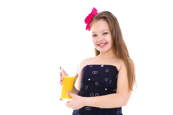 Jeune fille avec un verre de jus d'orange . — Photo