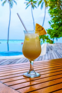 Bir restoranda sahilde bir masada soğuk kokteyl bir bardak