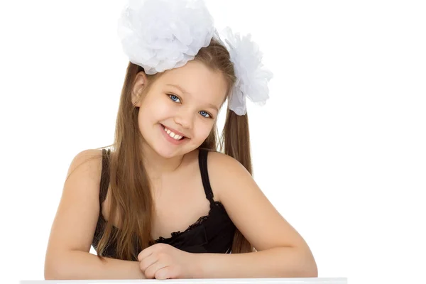 Очаровательная маленькая девочка счастливо смеется в студии — стоковое фото