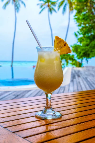 一杯冷鸡尾酒在餐厅的海滩上的桌子上 — 图库照片
