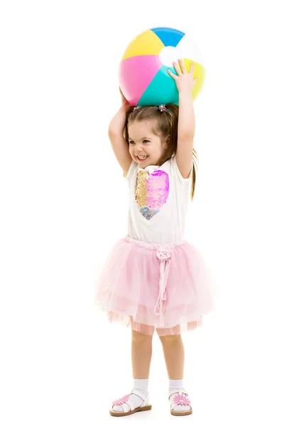 Menina está brincando com uma bola — Fotografia de Stock