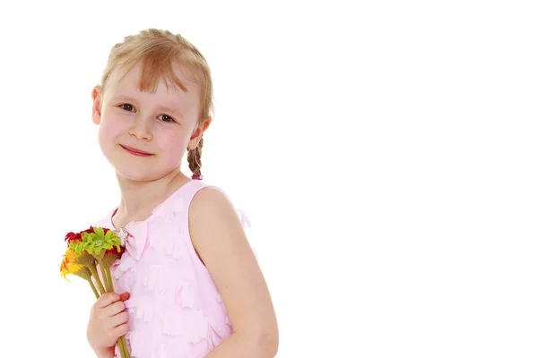 Klein meisje met een boeket bloemen. Concept vakantie, zomer — Stockfoto