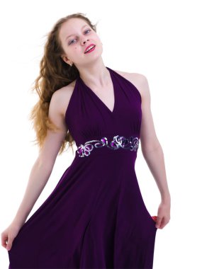 Rüzgarda geliştirme elbiseli küçük kız.