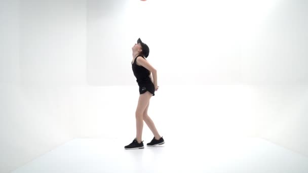 Une fille gymnaste effectue des exercices avec une masse.