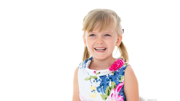 Charmant klein meisje lachen gelukkig in de studio — Stockfoto