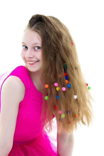 Bella ragazza ginnasta nei suoi capelli che è sparsa con multi — Foto Stock