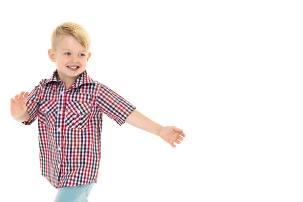 Un niño lindo en una camisa y pantalones cortos . — Foto de Stock
