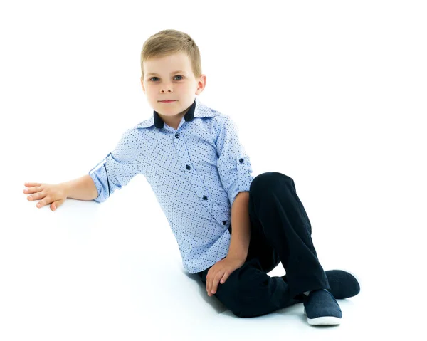 Petit portrait de garçon en studio sur cyclorama blanc. Le concept de — Photo