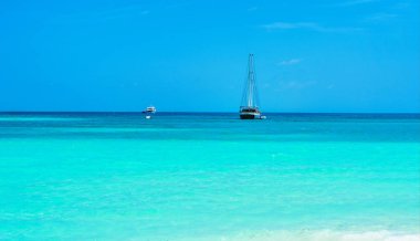 Maldivler 'de muhteşem bir adanın iskelesinin yanında yat..