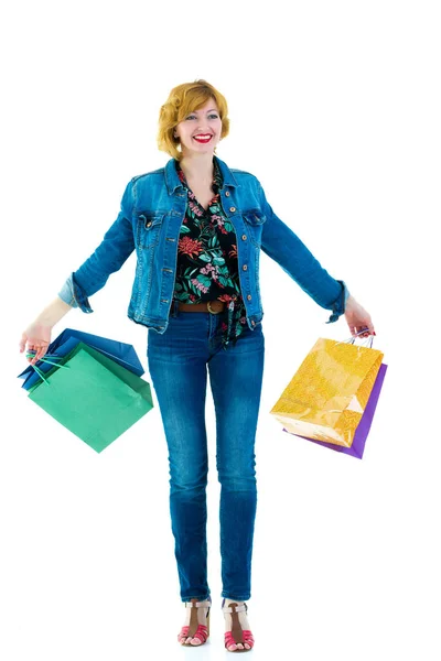 Una donna mano che trasporta un mucchio di borse della spesa isolate su bianco — Foto Stock
