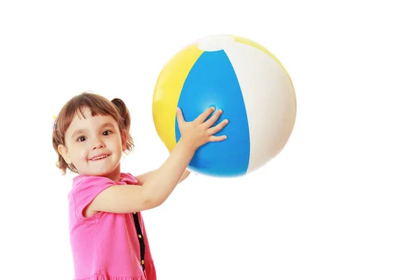 Το κοριτσάκι παίζει με την μπάλα. Η έννοια του παιδιού μπίσπο — Φωτογραφία Αρχείου