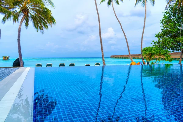 Private oceanfront pool with submerged loungers in a luxury reso — Stock Photo, Image