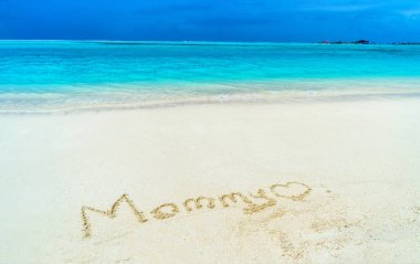 Mavi deniz kıyısında güneşli güzel bir sahil. Yazı