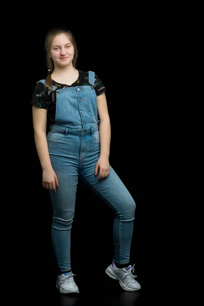Krásné mladé dospívající dívka studio foto na černém pozadí — Stock fotografie