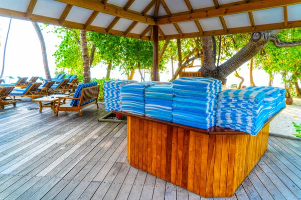 Пляжные полотенца у бассейна. Расслабься, спа. Мальдивы — стоковое фото