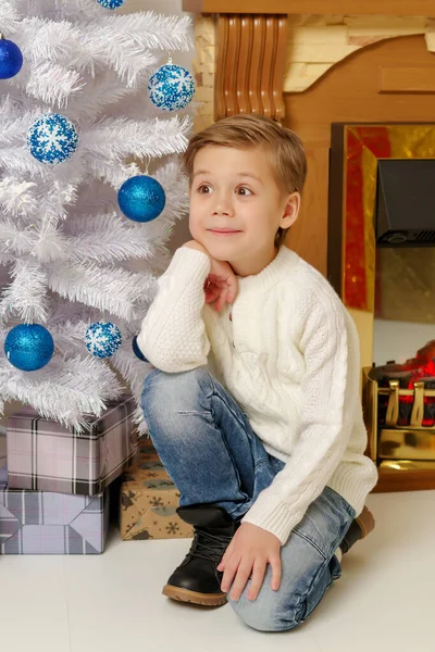 Malý chlapec u vánočního stromu a ohniště v novém roce — Stock fotografie