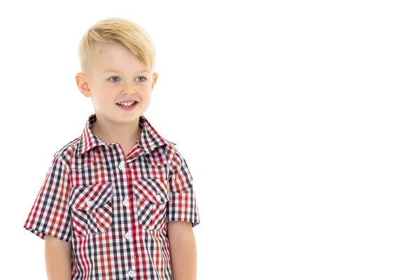 Ένα χαριτωμένο μικρό αγόρι σε ένα πουκάμισο και σορτς. — Φωτογραφία Αρχείου