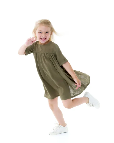 Мила маленька дівчинка весело біжить по кімнаті. Дитячі ігри c — стокове фото