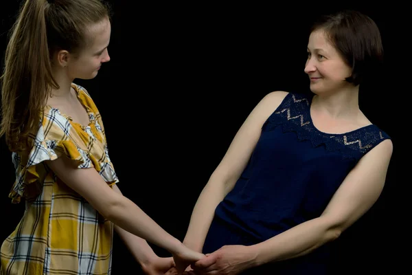 Mère et petite fille studio portrait.On fond noir — Photo