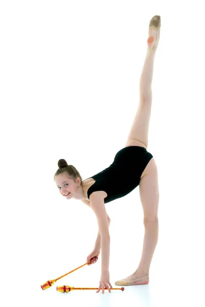 Девушка гимнастка выполняет упражнения с булавой. — стоковое фото