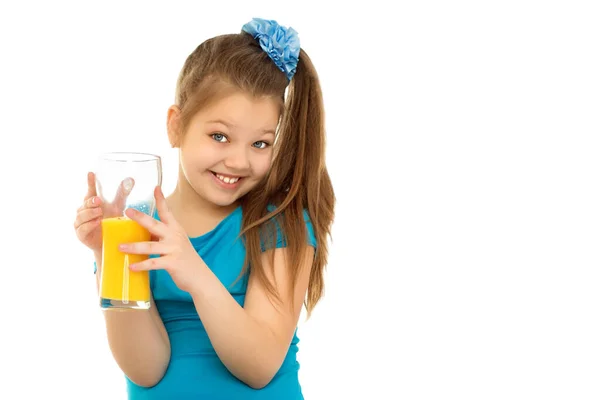 Девушка со стаканом сока — стоковое фото