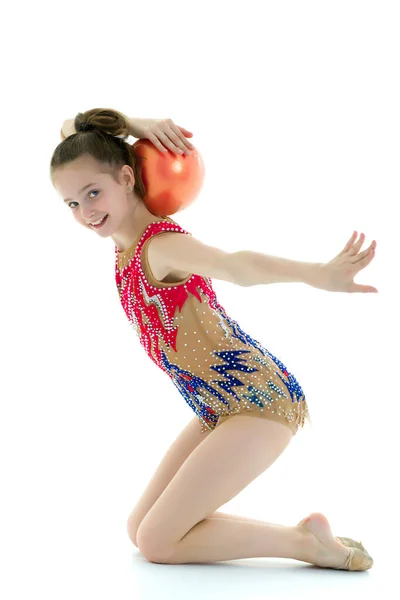 Chica gimnasta realiza ejercicios con la pelota. —  Fotos de Stock