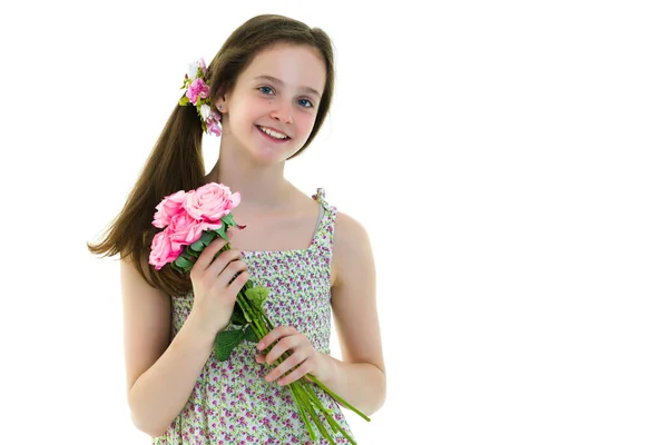 Niña con un ramo de flores.Concepto de vacaciones, verano — Foto de Stock