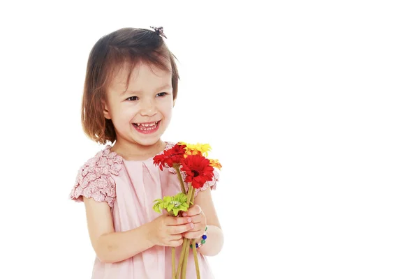 Petite fille avec un bouquet de fleurs.Concept de vacances, été — Photo