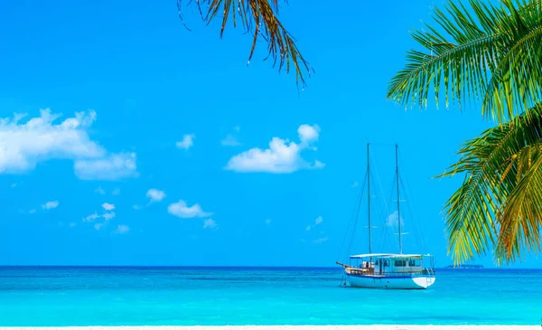 Jacht bij de pier van een prachtig eiland in de Malediven. — Stockfoto