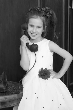 Küçük bir kız eski telefondan arıyor..