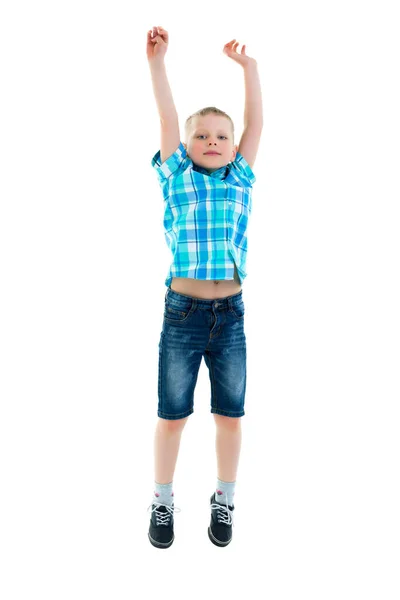 Маленький хлопчик стрибає. Концепція щасливого дитинства, спорту і — стокове фото