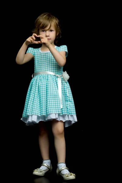 Kleines Mädchen zeigt Herz mit den Händen. — Stockfoto