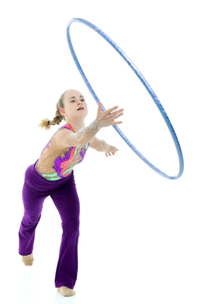 Kız jimnastikçi bir egzersiz bir çember ile gerçekleştirir. — Stok fotoğraf