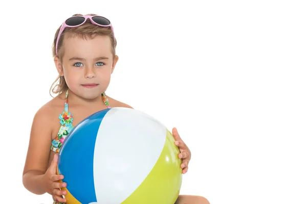 Liten flicka i baddräkt med boll.Begreppet barn — Stockfoto