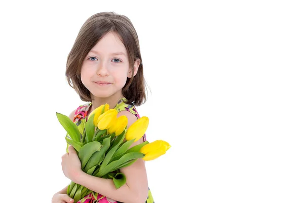 Klein meisje met een boeket bloemen. Concept vakantie, zomer — Stockfoto