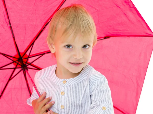 Un bambino carino si rifugiò sotto un ombrello. Gioco di concetto, h — Foto Stock