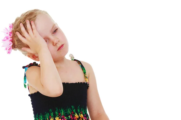 La bambina pensa. Isolata su sfondo bianco. — Foto Stock