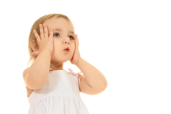 Das kleine Mädchen denkt. Vereinzelt auf weißem Hintergrund. — Stockfoto