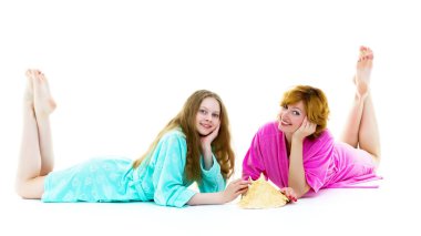 Banyoda anne ve kızı stüdyoda poz veriyor. Kibir