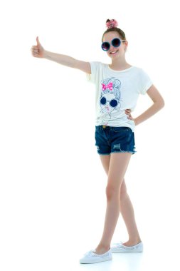 Kız genç bir başparmak kadar tutar