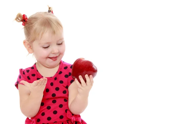 Kleines Mädchen mit apple.isolation auf weißem Hintergrund. — Stockfoto
